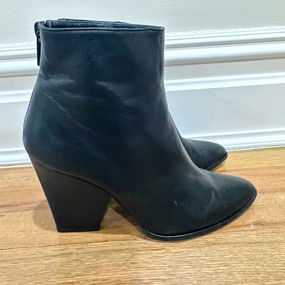 Stuart Weitzman Architectural Heeled Black Boot Bootie size 8
